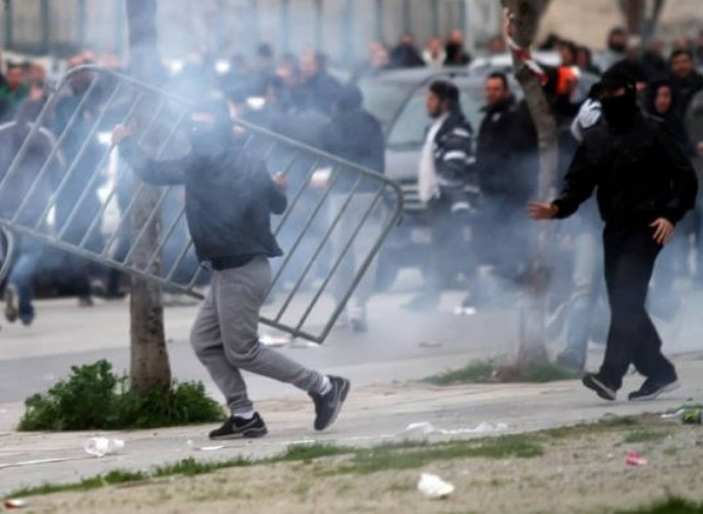 Επεισόδια στην Τούμπα – Πέτρες και χημικά έξω από το γήπεδο