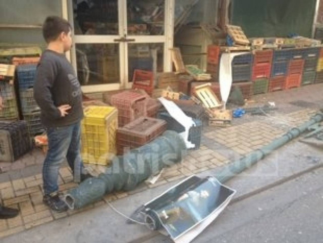 Ηλεία: Ξήλωσε κολώνα φωτισμού και εξαφανίστηκε (photos)