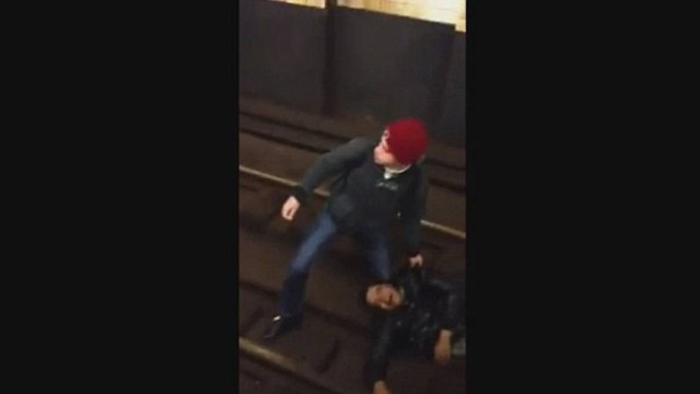 Νέα Υόρκη: Πέρασε από πάνω του το μετρό και... (video)