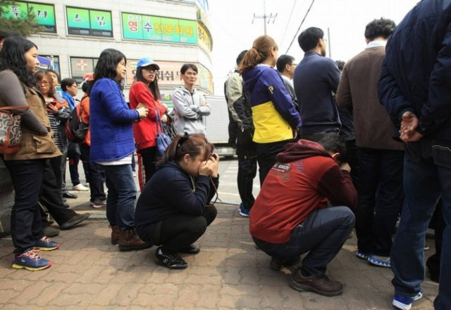 Η οδύνη των χαροκαμένων γονιών στη Ν. Κορέα (pics)