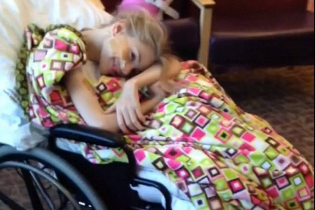 Κοριτσάκι με παράλυση δέχθηκε μια ξεχωριστή επίσκεψη (video)