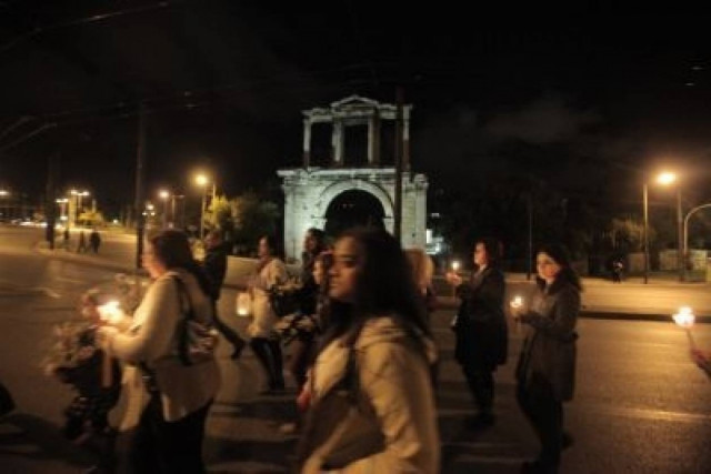 Κατανυκτική η ατμόσφαιρα στην περιφορά του επιταφίου στην Πλάκα (pics)