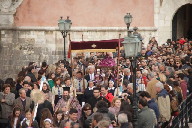 Με κατάνυξη η περιφορά του επιταφίου σε όλη την Ελλάδα (pics)