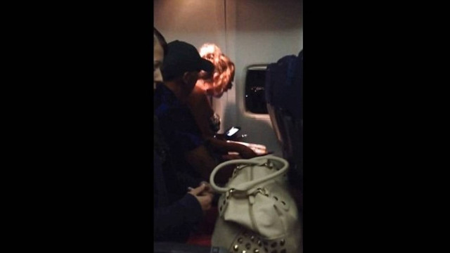 Αυτή είναι σίγουρα η πιο τρομαγμένη επιβάτης αεροπλάνου! (video)