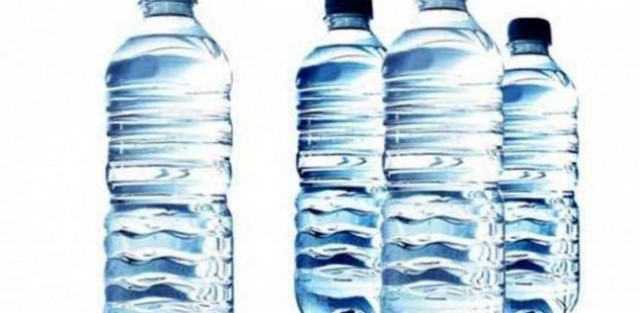 Οι Έλληνες... έκοψαν τα εμφιαλωμένα νερά