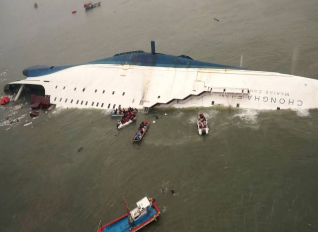 Νότια Κορέα: Τρεις ακόμα νεκρούς εντόπισαν οι δύτες στο φέρι