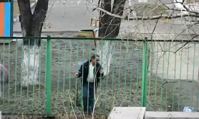 Ένα μικρό αγόρι δείχνει σε μεθυσμένο Ρώσο τον... ίσιο δρόμο (video)