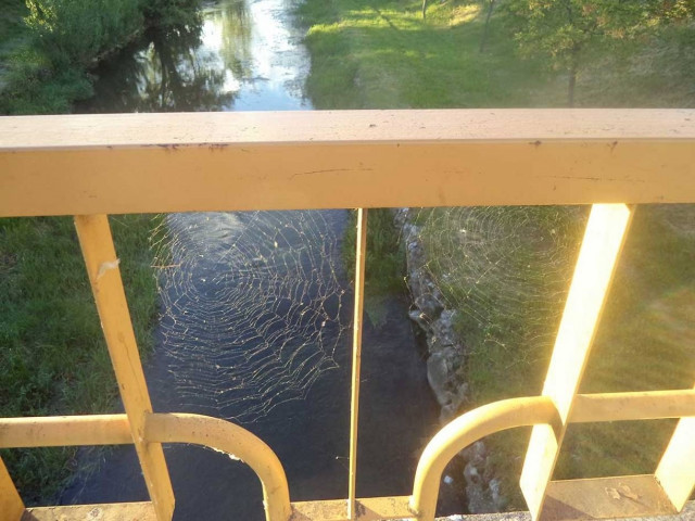 Πάσχα με… αράχνες σε γέφυρα των Τρικάλων