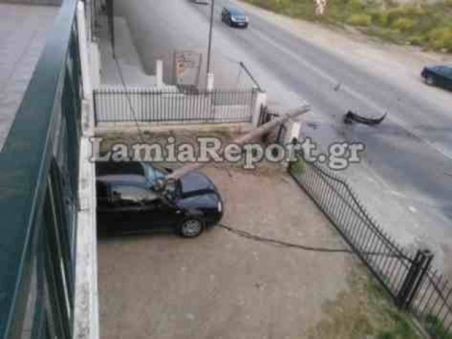 Καραμπόλα με... κολόνα στη Λαμία (pics)