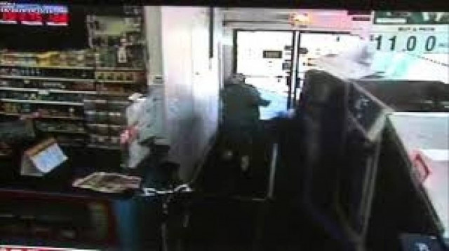 Βίντεο: Σώθηκε για ελάχιστα εκατοστά - Παραλίγο να την λιώσει το αμάξι