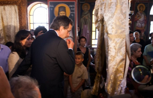 Ο Σαμαράς ψέλνει στον Επιτάφιο της Πύλου (vid)