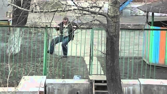 Μεθυσμένος προσπαθεί απεγνωσμένα να περάσει έναν φράχτη (Video)