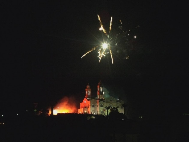 Σύρος: Έγινε η νύχτα - μέρα από τα βεγγαλικά (vid)