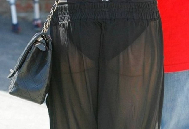 Ποια διάσημη βγήκε έξω φορώντας διάφανο harem παντελόνι;