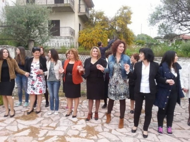 Θέρμο: Αυτή η βουλευτής τράβηξε τα βλέμματα στο παραδοσιακό γαϊτανάκι