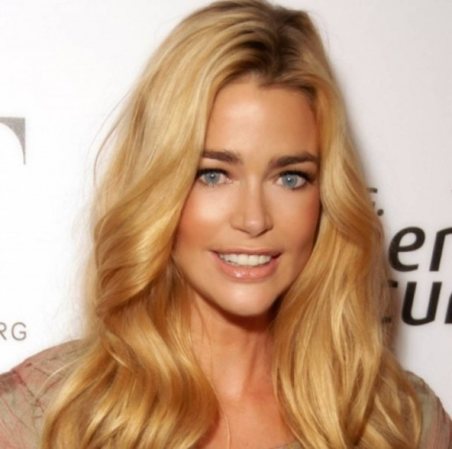 Η Denise Richards σταμάτησε να τρώει και έμεινε μισή (φωτό)