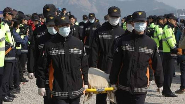 Ν. Κορέα: Οι συγγενείς περιμένουν να θάψουν τα παιδιά τους...