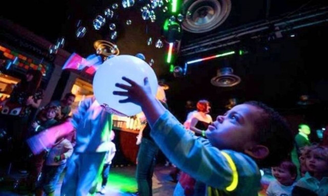 Συμβαίνει κι αυτό! Πηγαίνουν σε ρέιβ πάρτι μαζί με τα παιδιά τους!