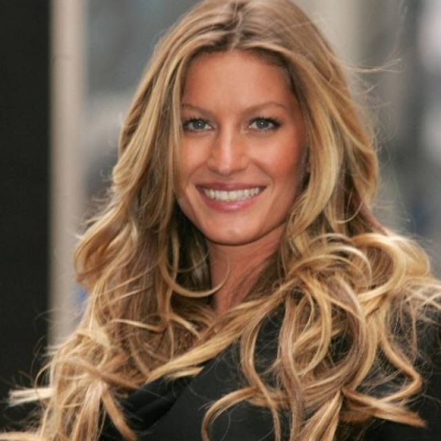 Τί καταστρέφει τα μαλλιά σας; Δώστε τους ξανά υγεία και λάμψη!