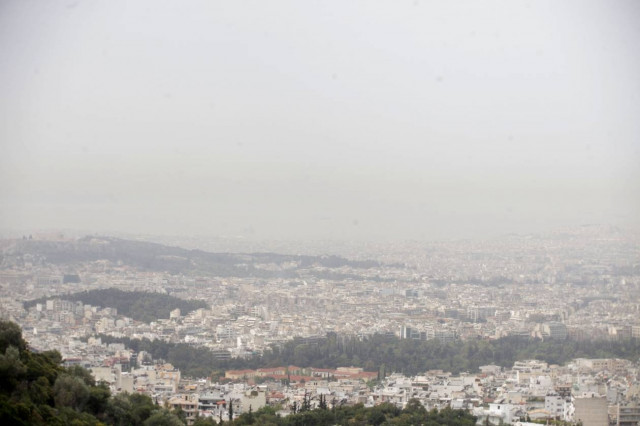 Η αφρικανική σκόνη «πνίγει» την Αττική - Δείτε τις φωτογραφίες