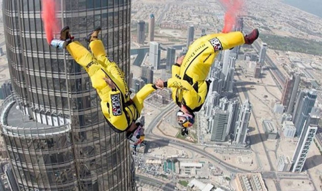 Base Jump από το ψηλότερο κτίριο στον κόσμο (pics&vid)