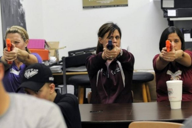 Βρετανία: Στο σχολείο με περίστροφα