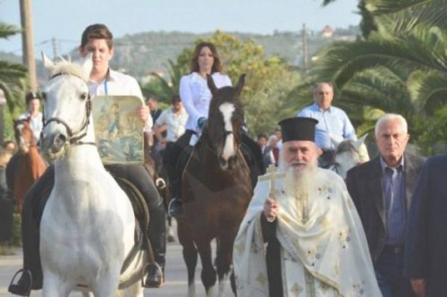 Περιφορά της εικόνας του Αγίου Γεωργίου με άλογα (pic)