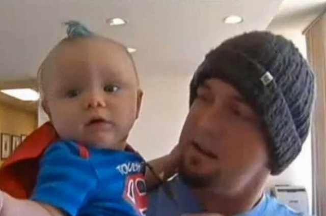 Ο πρώτος πατέρας με ανακατασκευασμένα γεννητικά όργανα! (vid+phs)