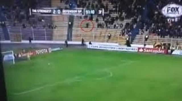 Βίντεο: Φάντασμα (;) στην εξέδρα την ώρα ενός αγώνα ποδοσφαίρου!