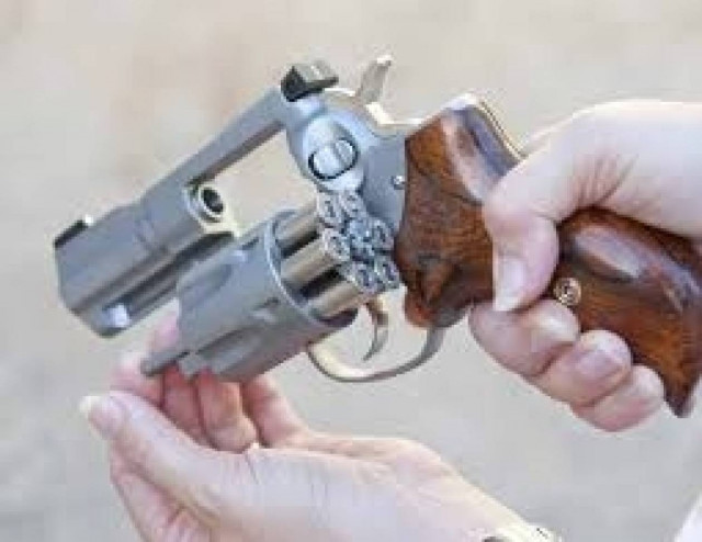 Έκρυβε γεμάτο όπλο στο...