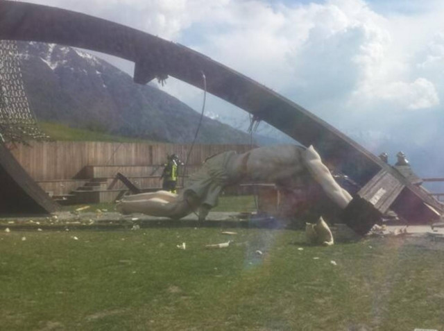 Τραγωδία! Αποκολλήθηκε σταυρός και σκότωσε νεαρό! (pics + video)