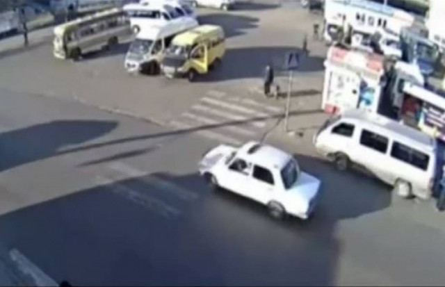 Γιαγιά χτυπήθηκε από φορτηγάκι και λεωφορείο και επέζησε (vid)