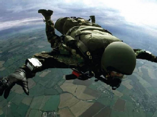 Διασωληνωμένος αλεξιπτωτιστής μετά από πτώση σε στρατιωτική άσκηση