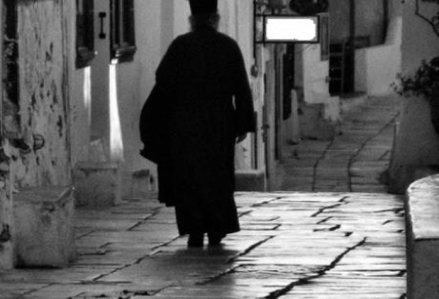 Τύρναβος: Έμπλεξε ο ιερέας - Διάβασε το Ευαγγέλιο στα βλάχικα και…