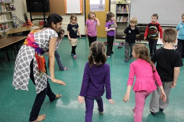 Ομαδικός βιασμός δασκάλας μέσα στην τάξη!