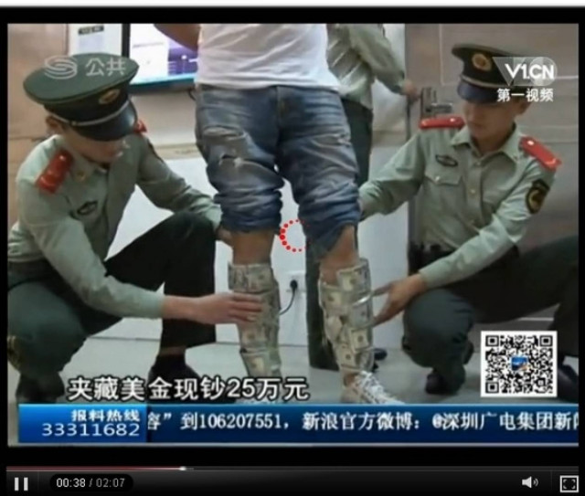 Είχε κολλήσει στο σώμα του... 580.000 δολάρια! (βίντεο)