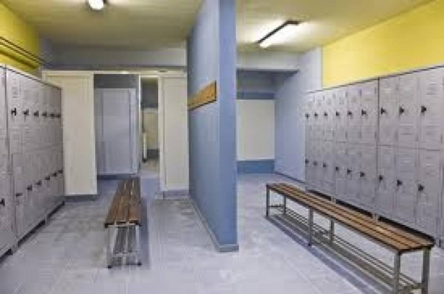 Ο ένας βούταγε στην πισίνα κι ο άλλος «βούταγε» το πορτοφόλι του!