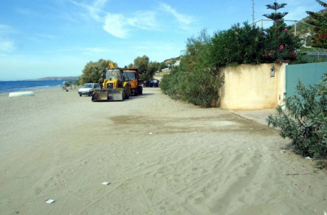 Ντροπή! Νομιμοποιούν τα αυθαίρετα εντός του αιγιαλού