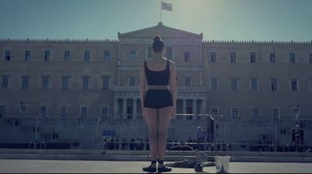 Youthrevolution: Πετούν νεκρά ψάρια στη Βουλή για τα χημικά [video]