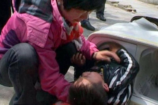 Δε φαντάζεστε πού εγκλωβίστηκε ένα δίχρονο αγοράκι! (photos)