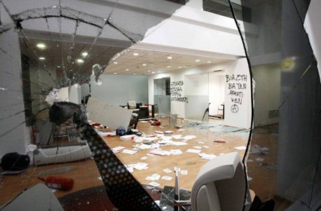 Εισβολή κουκουλοφόρων σε γραφεία της Χρυσής Αυγής