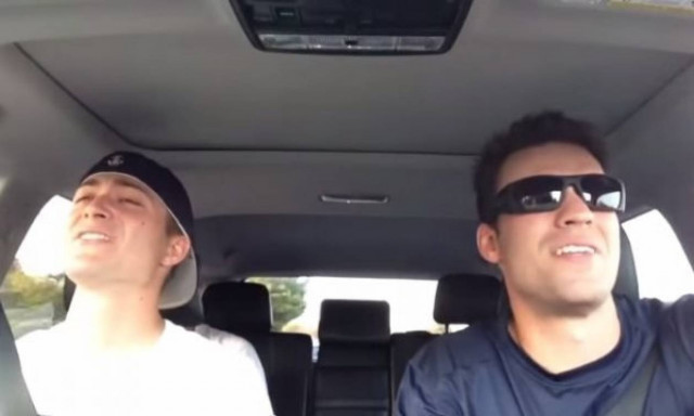 Παίκτες του μπέιζμπολ τραγουδούν το soundtrack παιδικής ταινίας