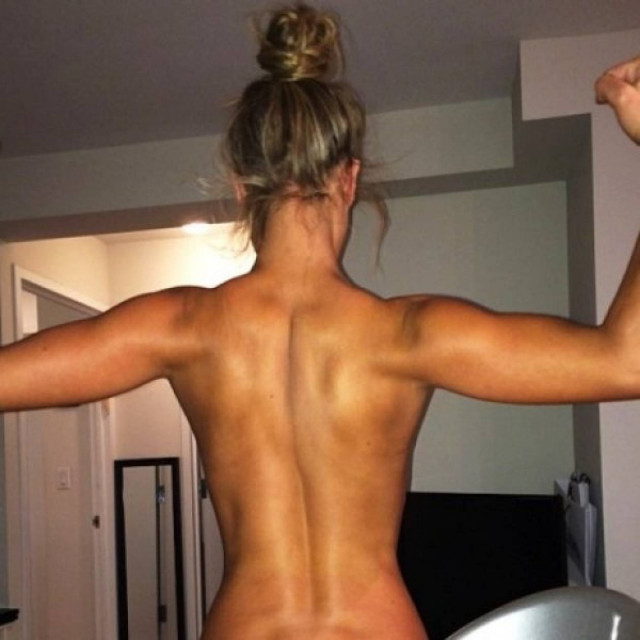 Η καλογυμνασμένη και… γυμνή πλάτη της star μας άφησε άφωνους