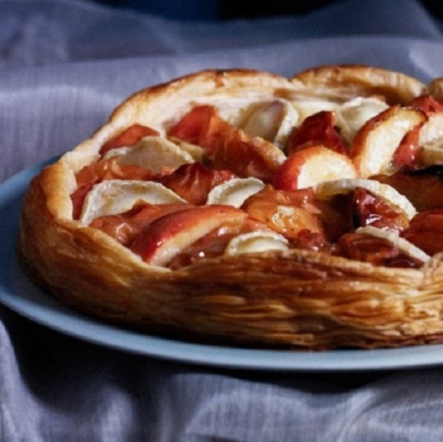 Τάρτα μήλων με κατσικίσιο τυρί σε βάση σφολιάτας