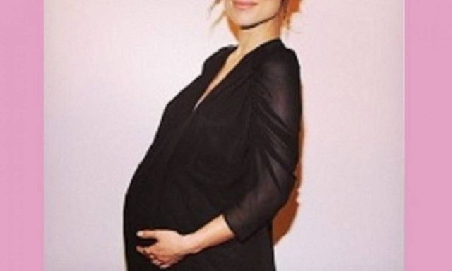 Μόλις γέννησε το ανακοίνωσε στο twitter!Δείτε φωτογραφία του μωρού της