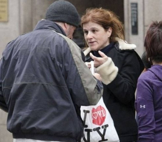 Τουρίστρια έδωσε τροφή σε άστεγο χωρίς να συνειδητοποιήσει...