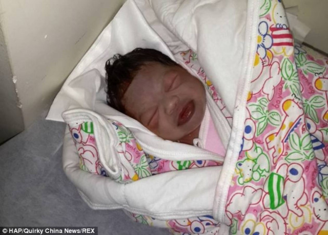 Γέννησε σε τουαλέτα και πάτησε το καζανάκι! (pics)