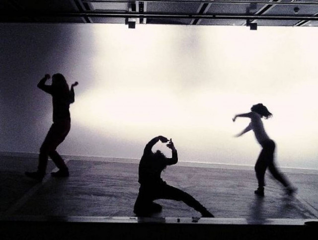 Κυριακές: Από την ομάδα χορού Κόκκους Ροιής στο Rabbithole