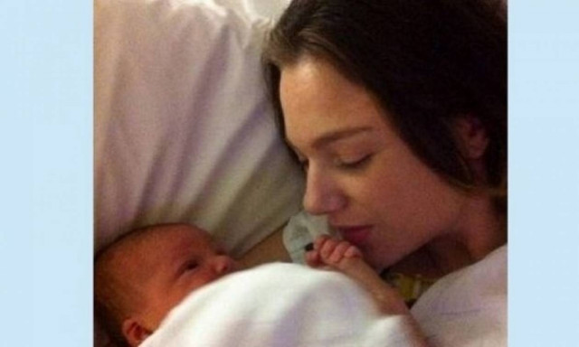 Οι τρυφερές φωτογραφίες της Ειρήνης Καρρά με το νεογέννητο μωράκι της