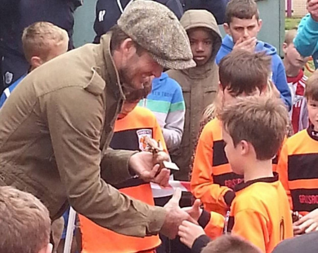 Δείτε τον Ντέιβιντ Μπέκαμ να βραβεύει το γιο του (pics)